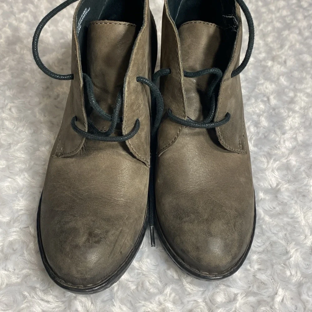 Born ankle leather booties size 8 tie slight heel beautifully distressed!! - Picture 9 of 12